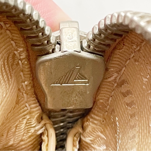 Prada 90s beige Spazzolato leather embossed logo shoulder tote bag - Picture 11 of 14